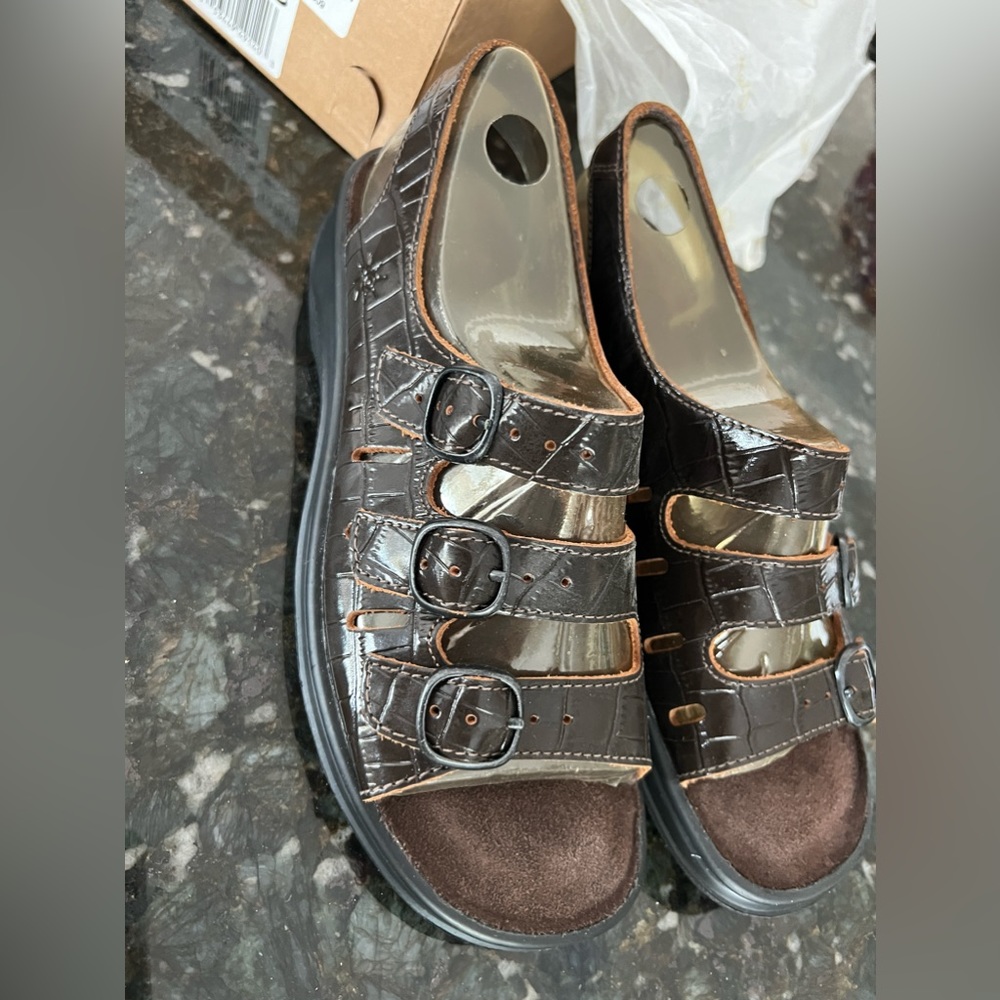 Clarks women’s size 6.5 brand new, wide